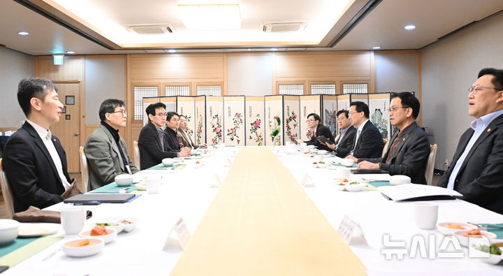 [서울=뉴시스] 조수정 기자 = 최상목 대통령 권한대행 부총리 겸 기획재정부 장관이 21일 서울 종로구 정부서울청사에서 열린 '거시경제·금융현안 간담회'를 주재하고 있다. (사진=기획재정부 제공) 2025.02.21. chocrystal@newsis.com