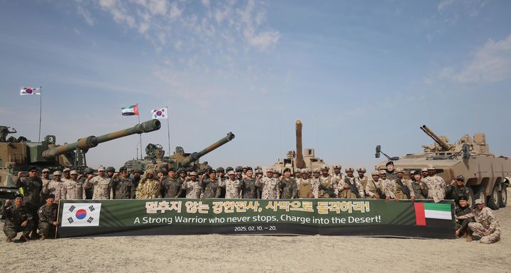 [서울=뉴시스] 육군은 기계화부대가 투입된 첫 아랍에미리트(UAE) 현지 연합훈련이 성공리에 종료됐다고 21일 밝혔다.지난 10일부터 20일까지 UAE 알하므라 훈련장에서 실시된 훈련에는 제8기동사단 장병들을 주축으로 K2전차·K9A1자주포 등 육군 기계화부대 주요전력 14대가 투입되었다. 사진은 훈련에 참가한 장병과 양국군 주요관계관들이 기념촬영 있다. (사진=육군 제공) 2025.02.21. photo@newsis.com *재판매 및 DB 금지