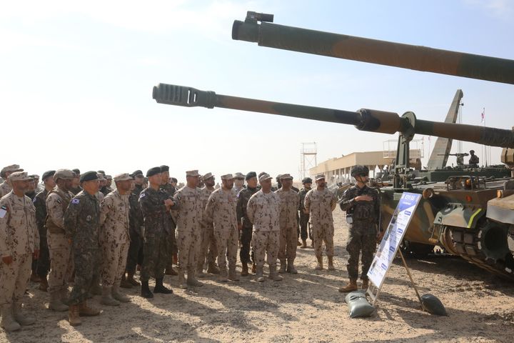 [서울=뉴시스] 육군은 기계화부대가 투입된 첫 아랍에미리트(UAE) 현지 연합훈련이 성공리에 종료됐다고 21일 밝혔다.지난 10일부터 20일까지 UAE 알하므라 훈련장에서 실시된 훈련에는 제8기동사단 장병들을 주축으로 K2전차·K9A1자주포 등 육군 기계화부대 주요전력 14대가 투입되었다. 사진은 '국산 무기체계 성능시범 및 장비전시'간 현지연합훈련단 장병이 K9A1자주포와 K2전차에 대해 UAE 관계관들에게 설명하고 있다. (사진=육군 제공) 2025.02.21. photo@newsis.com *재판매 및 DB 금지