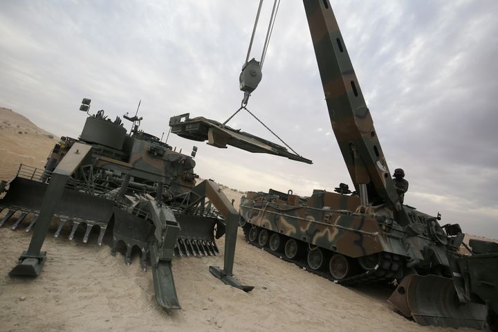 [서울=뉴시스] 육군은 기계화부대가 투입된 첫 아랍에미리트(UAE) 현지 연합훈련이 성공리에 종료됐다고 21일 밝혔다.지난 10일부터 20일까지 UAE 알하므라 훈련장에서 실시된 훈련에는 제8기동사단 장병들을 주축으로 K2전차·K9A1자주포 등 육군 기계화부대 주요전력 14대가 투입되었다. 사진은 현지연합훈련단 장병들이 K1구난전차를 활용한 K600장애물개척전차 현장정비를 통해 국산 무기체계의 차별화된 지속지원 능력을 선보이고 있다. (사진=육군 제공) 2025.02.21. photo@newsis.com *재판매 및 DB 금지