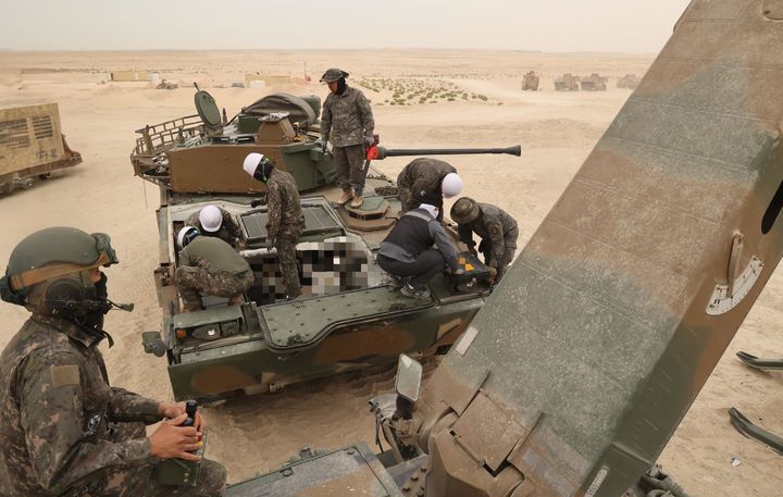 [서울=뉴시스] 육군은 기계화부대가 투입된 첫 아랍에미리트(UAE) 현지 연합훈련이 성공리에 종료됐다고 21일 밝혔다.지난 10일부터 20일까지 UAE 알하므라 훈련장에서 실시된 훈련에는 제8기동사단 장병들을 주축으로 K2전차·K9A1자주포 등 육군 기계화부대 주요전력 14대가 투입되었다. 사진은 현지연합훈련단 장병들이 K1구난전차를 활용한 K21보병전투장갑차 현장정비를 통해 국산 무기체계의 차별화된 지속지원 능력을 선보이고 있다. (사진=육군 제공) 2025.02.21. photo@newsis.com *재판매 및 DB 금지