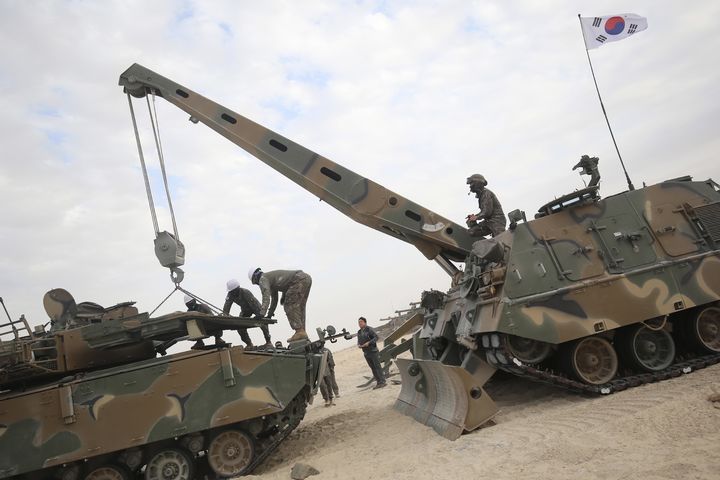 [서울=뉴시스] 육군은 기계화부대가 투입된 첫 아랍에미리트(UAE) 현지 연합훈련이 성공리에 종료됐다고 21일 밝혔다.지난 10일부터 20일까지 UAE 알하므라 훈련장에서 실시된 훈련에는 제8기동사단 장병들을 주축으로 K2전차·K9A1자주포 등 육군 기계화부대 주요전력 14대가 투입되었다. 사진은 현지연합훈련단 장병들이 K1구난전차를 활용한 K2전차 현장정비를 통해 국산 무기체계의 차별화된 지속지원 능력을 선보이고 있다. (사진=육군 제공) 2025.02.21. photo@newsis.com *재판매 및 DB 금지