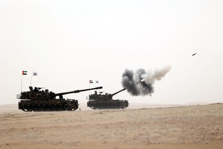 [서울=뉴시스] 육군은 기계화부대가 투입된 첫 아랍에미리트(UAE) 현지 연합훈련이 성공리에 종료됐다고 21일 밝혔다.지난 10일부터 20일까지 UAE 알하므라 훈련장에서 실시된 훈련에는 제8기동사단 장병들을 주축으로 K2전차·K9A1자주포 등 육군 기계화부대 주요전력 14대가 투입되었다. 사진은 현지연합훈련단 소속 K9A1자주포가 연합사격 훈련 간 표적을 향해 155mm 포탄을 발사하고 있다. (사진=육군 제공) 2025.02.21. photo@newsis.com *재판매 및 DB 금지