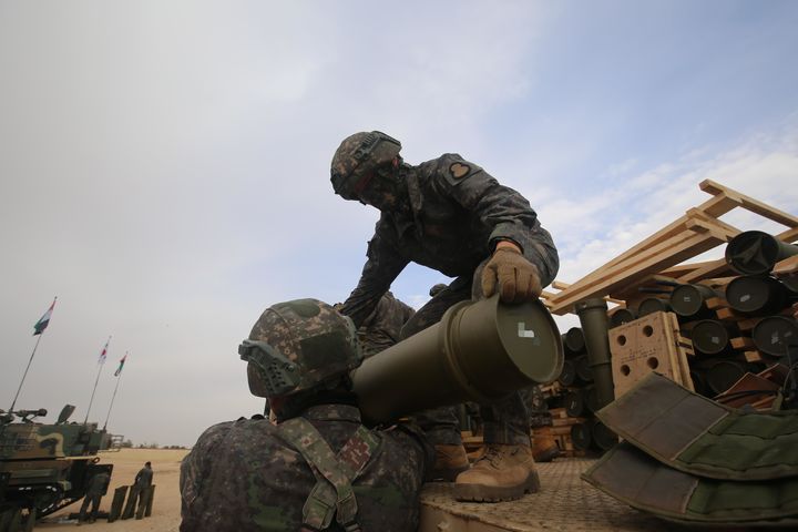 [서울=뉴시스] 육군은 기계화부대가 투입된 첫 아랍에미리트(UAE) 현지 연합훈련이 성공리에 종료됐다고 21일 밝혔다.지난 10일부터 20일까지 UAE 알하므라 훈련장에서 실시된 훈련에는 제8기동사단 장병들을 주축으로 K2전차·K9A1자주포 등 육군 기계화부대 주요전력 14대가 투입되었다. 사진은 현지연합훈련단 장병이 연합사격 훈련에 앞서 K9A1자주포가 사용할 155mm 포탄을 옮기고 있다. (사진=육군 제공) 2025.02.21. photo@newsis.com *재판매 및 DB 금지