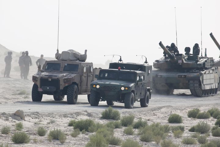 [서울=뉴시스] 육군은 기계화부대가 투입된 첫 아랍에미리트(UAE) 현지 연합훈련이 성공리에 종료됐다고 21일 밝혔다.지난 10일부터 20일까지 UAE 알하므라 훈련장에서 실시된 훈련에는 제8기동사단 장병들을 주축으로 K2전차·K9A1자주포 등 육군 기계화부대 주요전력 14대가 투입되었다. 사진은 방어작전 야외기동훈련(FTX) 간 역습명령을 하달받은 K2전차(오른쪽), 소형전술차량(중앙), UAE군 전술차량이 작전지역으로 기동하고 있다. (사진=육군 제공) 2025.02.21. photo@newsis.com *재판매 및 DB 금지