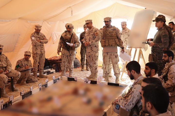 [서울=뉴시스] 육군은 기계화부대가 투입된 첫 아랍에미리트(UAE) 현지 연합훈련이 성공리에 종료됐다고 21일 밝혔다.지난 10일부터 20일까지 UAE 알하므라 훈련장에서 실시된 훈련에는 제8기동사단 장병들을 주축으로 K2전차·K9A1자주포 등 육군 기계화부대 주요전력 14대가 투입되었다. 사진은 방어작전 야외기동훈련(FTX)을 앞둔 한-UAE군 장병들이 연합전술토의를 실시하며 세부작전계획을 수립하고 있다. (사진=육군 제공) 2025.02.21. photo@newsis.com *재판매 및 DB 금지