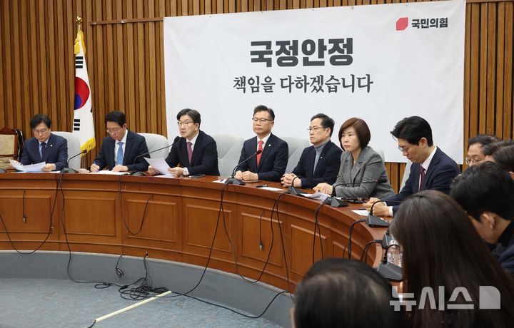 [서울=뉴시스] 조성봉 기자= 권성동 국민의힘 원내대표가 21일 오전 서울 여의도 국회에서 열린 원내대책회의에서 발언을 하고 있다. 2025.02.21. suncho21@newsis.com
