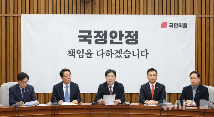 [서울=뉴시스] 조성봉 기자= 권성동 국민의힘 원내대표가 21일 오전 서울 여의도 국회에서 열린 원내대책회의에서 발언하고 있다. 2025.02.21. suncho21@newsis.com