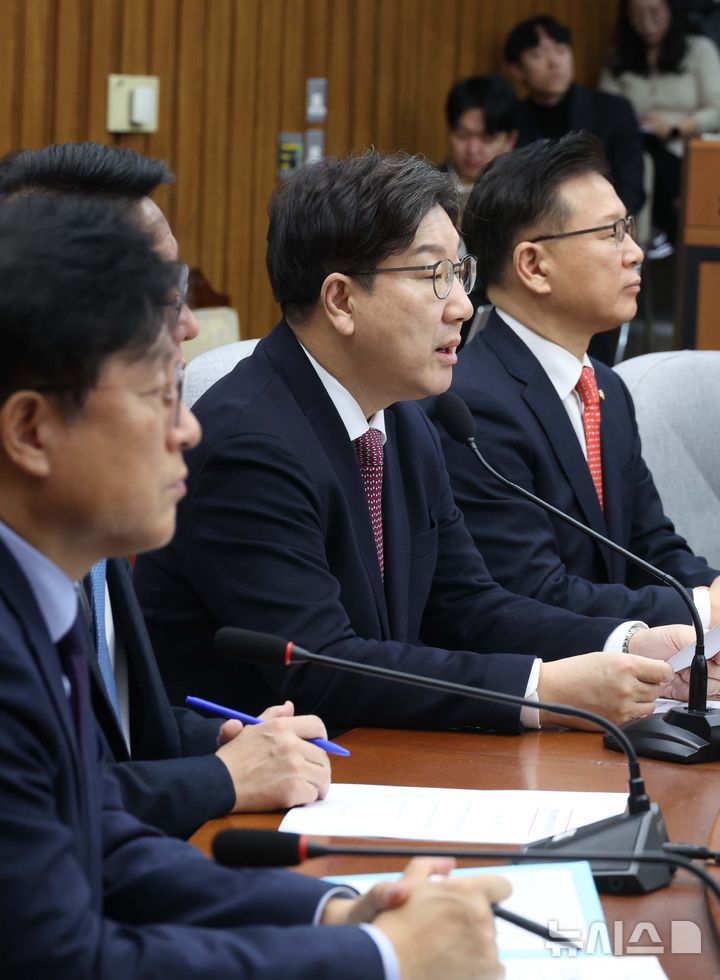 [서울=뉴시스] 조성봉 기자= 권성동 국민의힘 원내대표가 21일 오전 서울 여의도 국회에서 열린 원내대책회의에서 발언하고 있다. 2025.02.21. suncho21@newsis.com