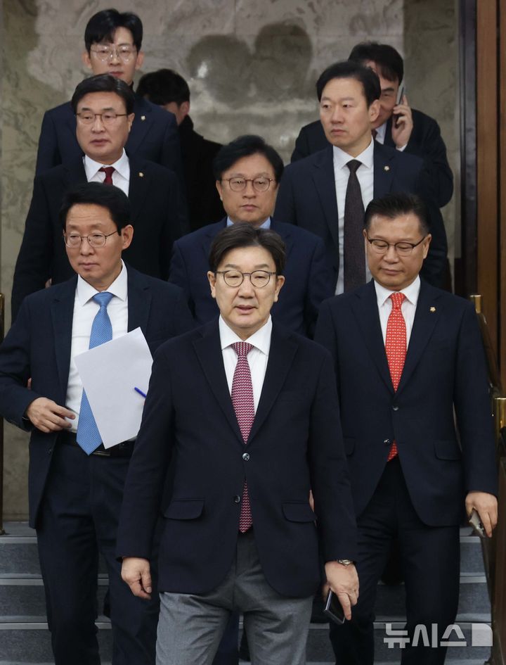 [서울=뉴시스] 조성봉 기자= 권성동 국민의힘 원내대표가 21일 오전 서울 여의도 국회에서 열린 원내대책회의에 참석하고 있다. 2025.02.21. suncho21@newsis.com
