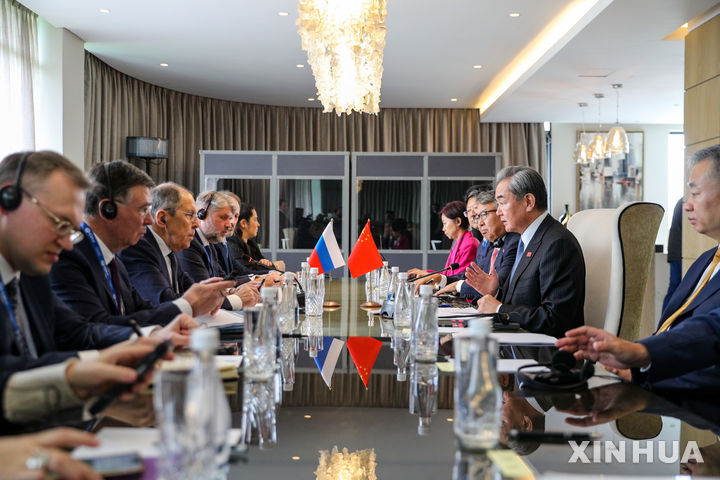 [요하네스버그=신화/뉴시스] 왕이 중국 공산당 중앙정치국 위원 겸 외교부장이 20일(현지 시간) 남아프리카공화국 요하네스버그에서 열린 주요 20개국(G20) 외교장관회의에서 세르게이 라브로프 러시아 외무장관과 회담했다. 사진은 회담을 진행 중인 왕 부장과 라브로프 장관 일행. 2025.02.21