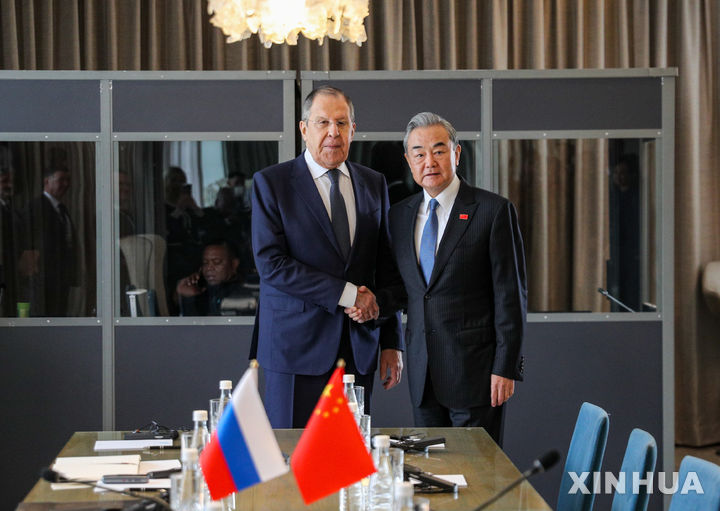 [요하네스버그=신화/뉴시스] 왕이 중국 공산당 중앙정치국 위원 겸 외교부장(오른쪽)이 20일(현지 시간) 남아프리카공화국 요하네스버그에서 열린 주요 20개국(G20) 외교장관회의에서 세르게이 라브로프 러시아 외무장관과 회담했다. 사진은 회담에 앞서 악수를 나누는 왕 부장과 라브로프 장관. 2025.02.21