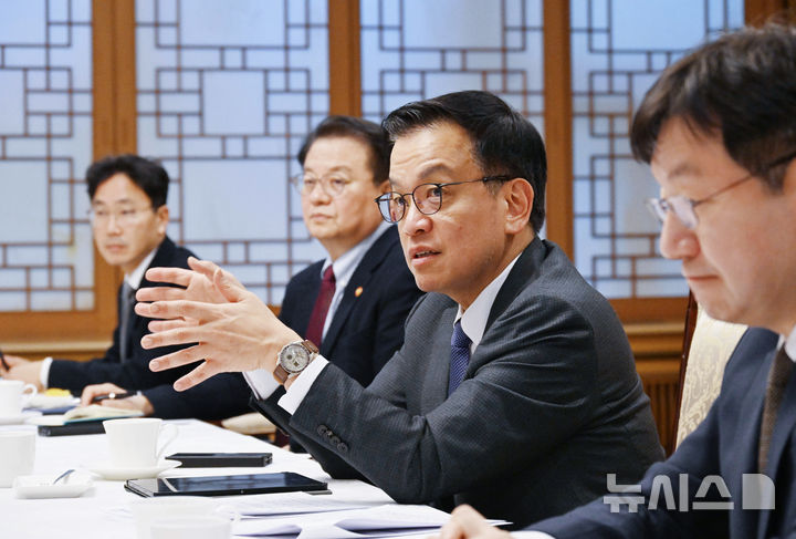 [서울=뉴시스] 조수정 기자 = 최상목 대통령 권한대행 부총리 겸 기획재정부 장관이 21일 정부서울청사에서 열린 대외경제현안간담회를 주재하고 있다. (사진=기획재정부 제공) 2025.02.21. chocrystal@newsis.com
