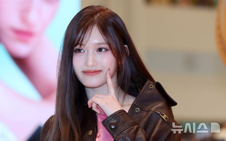 [서울=뉴시스] 김혜진 기자 = 그룹 아이브 이서가 21일 오전 서울 서초구 신세계백화점 강남점에서 열린 코치 태비샵 팝업 오픈 행사에서 포즈를 취하고 있다. 2025.02.21. jini@newsis.com