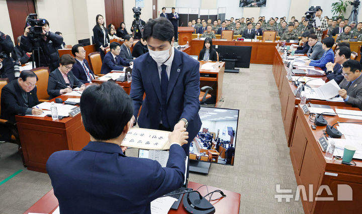[서울=뉴시스] 조성우 기자 = 21일 오전 서울 여의도 국회에서 열린 윤석열 정부의 비상계엄 선포를 통한 내란 혐의 진상규명 국정조사 특별위원회 4차 청문회에서 안규백 위원장이 윤석열 대통령과 김용현 전 국방부 장관, 여인형 전 방첩사령관, 문상호, 노상원 전 정보사령관, 구삼회 육군 2기갑여단장 등 증인 6명에 대한 동행명령장을 발부하고 있다. 2025.02.21. xconfind@newsis.com