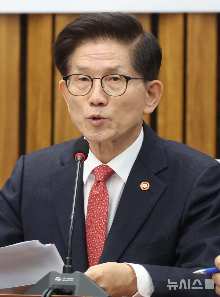 [서울=뉴시스] 조성봉 기자 = 김문수 고용노동부 장관이 21일 오전 서울 여의도 국회에서 열린 국민 안전점검 당정협의회에서 발언을 하고 있다. 2025.02.21. suncho21@newsis.com