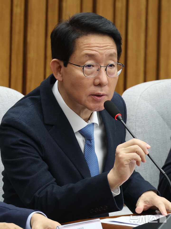 [서울=뉴시스] 조성봉 기자 = 김상훈 국민의힘 정책위의장이 21일 오전 서울 여의도 국회에서 열린 국민 안전점검 당정협의회에서 발언을 하고 있다. 2025.02.21. suncho21@newsis.com