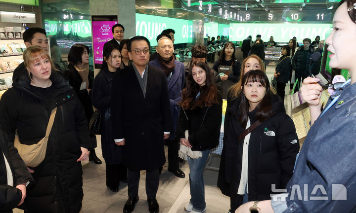 [서울=뉴시스] 조수정 기자 = 최상목 대통령 권한대행 부총리 겸 기획재정부 장관이 21일 서울 올리브영 명동타운점에서 외국인들과 제품 설명을 듣고 있다. 최 권한대행은 외국인 관광객 현장과 코리아그랜드세일 현황을 점검하기 위해 명동을 방문했다. (대통령실통신사진기자단) 2025.02.21. chocrystal@newsis.com