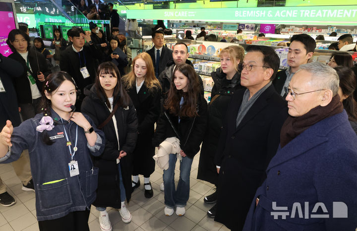 [서울=뉴시스] 조수정 기자 = 최상목 대통령 권한대행 부총리 겸 기획재정부 장관이 21일 서울 올리브영 명동타운점에서 외국인들과 제품 설명을 듣고 있다. 오른쪽은 유인촌 문화체육관광부 장관. 최 권한대행은 외국인 관광객 현장과 코리아그랜드세일 현황을 점검하기 위해 명동을 방문했다. (대통령실통신사진기자단) 2025.02.21. chocrystal@newsis.com