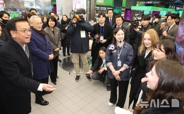 [서울=뉴시스] 조수정 기자 = 최상목 대통령 권한대행 부총리 겸 기획재정부 장관이 21일 서울 올리브영 명동타운점에서 외국인들과 제품 설명을 듣고 있다. 왼쪽 두번째는 유인촌 문화체육관광부 장관. 최 권한대행은 외국인 관광객 현장과 코리아그랜드세일 현황을 점검하기 위해 명동을 방문했다. (대통령실통신사진기자단) 2025.02.21. chocrystal@newsis.com