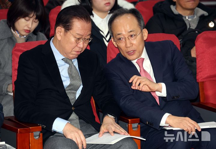 [서울=뉴시스] 조성봉 기자= 권영세 국민의힘 비상대책위원장과 추경호(오른쪽) 의원이 지난 2월21일 오전 서울 여의도 국회 의원회관 소회의실에서 열린 대안교육기관 발전을 위한 토론회에서 대화를 하고 있다. 2025.02.21. suncho21@newsis.com