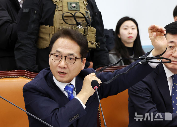 [서울=뉴시스] 조성우 기자 = 박선원 더불어민주당 의원이 21일 오전 서울 여의도 국회에서 열린 윤석열 정부의 비상계엄 선포를 통한 내란 혐의 진상규명 국정조사 특별위원회 4차 청문회에서 케이블타이 시연을 하고 있다.  2025.02.21. xconfind@newsis.com