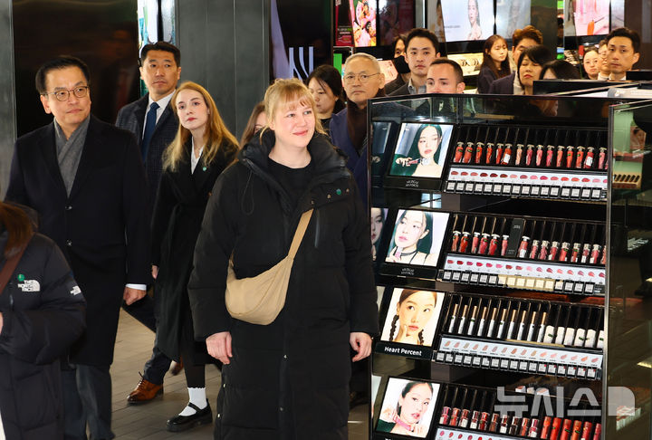 [서울=뉴시스] 조수정 기자 = 최상목 대통령 권한대행 부총리 겸 기획재정부 장관과 유인촌 문화체육관광부 장관이 21일 서울 올리브영 명동타운점을 둘러보고 있다. 최 권한대행은 외국인 관광객 현장과 코리아그랜드세일 현황을 점검하기 위해 명동을 방문했다. (대통령실통신사진기자단) 2025.02.21. chocrystal@newsis.com