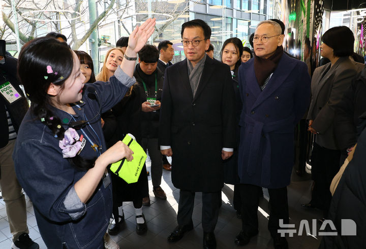 [서울=뉴시스] 조수정 기자 = 최상목 대통령 권한대행 부총리 겸 기획재정부 장관과 유인촌 문화체육관광부 장관이 21일 서울 올리브영 명동타운점에서 외국인 관광객 편의 시설 설명을 듣고 있다. 최 권한대행은 외국인 관광객 현장과 코리아그랜드세일 현황을 점검하기 위해 명동을 방문했다.(대통령실통신사진기자단) 2025.02.21. chocrystal@newsis.com