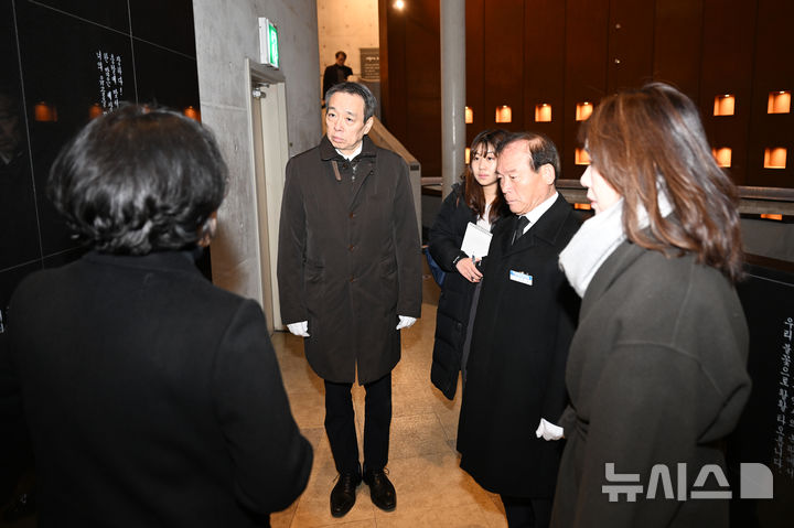 [광주=뉴시스] 박기웅 기자 = 미즈시마 고이치 주한일본대사가 21일 오전 광주 북구 운정동 국립5·18민주묘지를 찾아 헌화·분향한 뒤 추모관 내 전시시설을 둘러보고 있다. 2025.02.21. pboxer@newsis.com