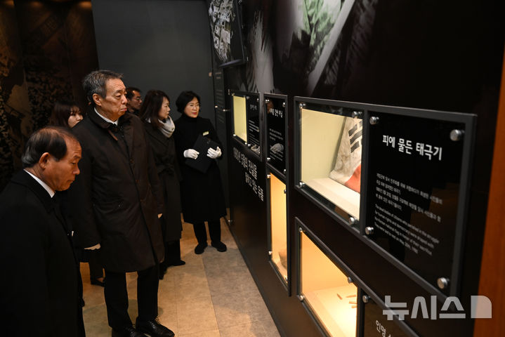 [광주=뉴시스] 박기웅 기자 = 미즈시마 고이치 주한일본대사가 21일 오전 광주 북구 운정동 국립5·18민주묘지를 찾아 헌화·분향한 뒤 추모관 내 전시시설을 둘러보고 있다. 2025.02.21. pboxer@newsis.com