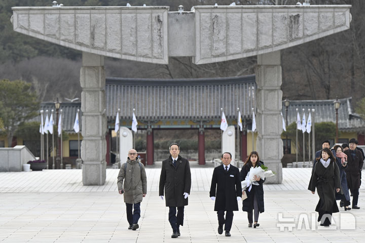 [광주=뉴시스] 박기웅 기자 = 미즈시마 고이치 주한일본대사가 21일 오전 광주 북구 운정동 국립5·18민주묘지를 찾아 헌화·분향하기 위해 이동하고 있다. 2025.02.21. pboxer@newsis.com