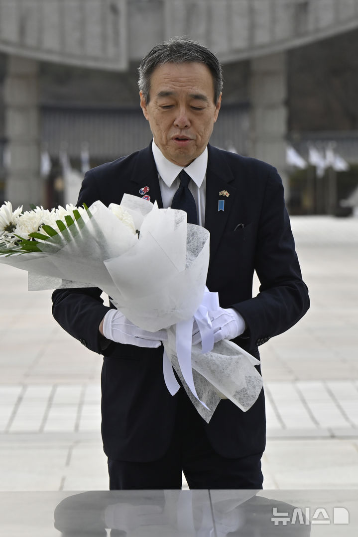 [광주=뉴시스] 박기웅 기자 = 미즈시마 고이치 주한일본대사가 21일 오전 광주 북구 운정동 국립5·18민주묘지를 찾아 추념탑 앞에서 헌화·분향하고 있다. 2025.02.21. pboxer@newsis.com
