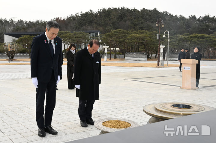 [광주=뉴시스] 박기웅 기자 = 미즈시마 고이치 주한일본대사가 21일 오전 광주 북구 운정동 국립5·18민주묘지를 찾아 추념탑 앞에서 헌화·분향하고 있다. 2025.02.21. pboxer@newsis.com