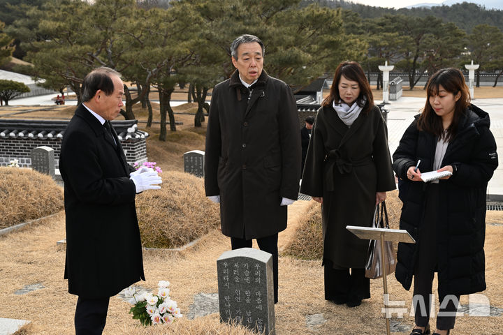 [광주=뉴시스] 박기웅 기자 = 미즈시마 고이치 주한일본대사가 21일 오전 광주 북구 운정동 국립5·18민주묘지를 찾아 헌화·분향한 뒤 한강 작가의 '소년이 온다' 주인공 고(故) 문재학 열사의 묘지를 둘러보고 있다. 2025.02.21. pboxer@newsis.com