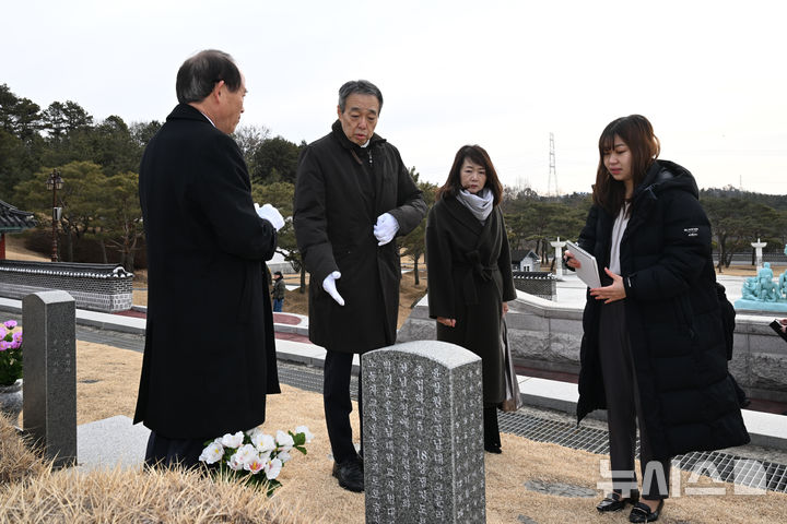 [광주=뉴시스] 박기웅 기자 = 미즈시마 고이치 주한일본대사가 21일 오전 광주 북구 운정동 국립5·18민주묘지를 찾아 헌화·분향한 뒤 고(故) 윤상원 열사의 묘지를 둘러보고 있다. 2025.02.21. pboxer@newsis.com