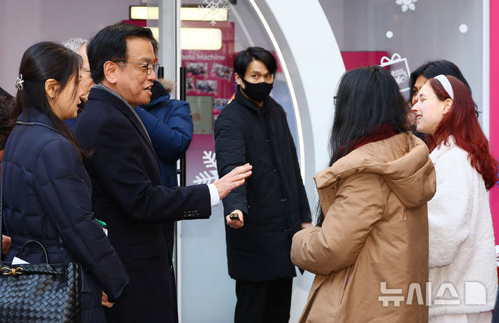 [서울=뉴시스] 조수정 기자 = 최상목 대통령 권한대행 부총리 겸 기획재정부 장관이 21일 서울 명동 코리아그랜드세일 웰컴센터에서 외국인 관광객들과 대화를 나누고 있다. 최 권한대행은 외국인 관광객 현장과 코리아그랜드세일 현황을 점검하기 위해 명동을 방문했다.(대통령실통신사진기자단) 2025.02.21. chocrystal@newsis.com