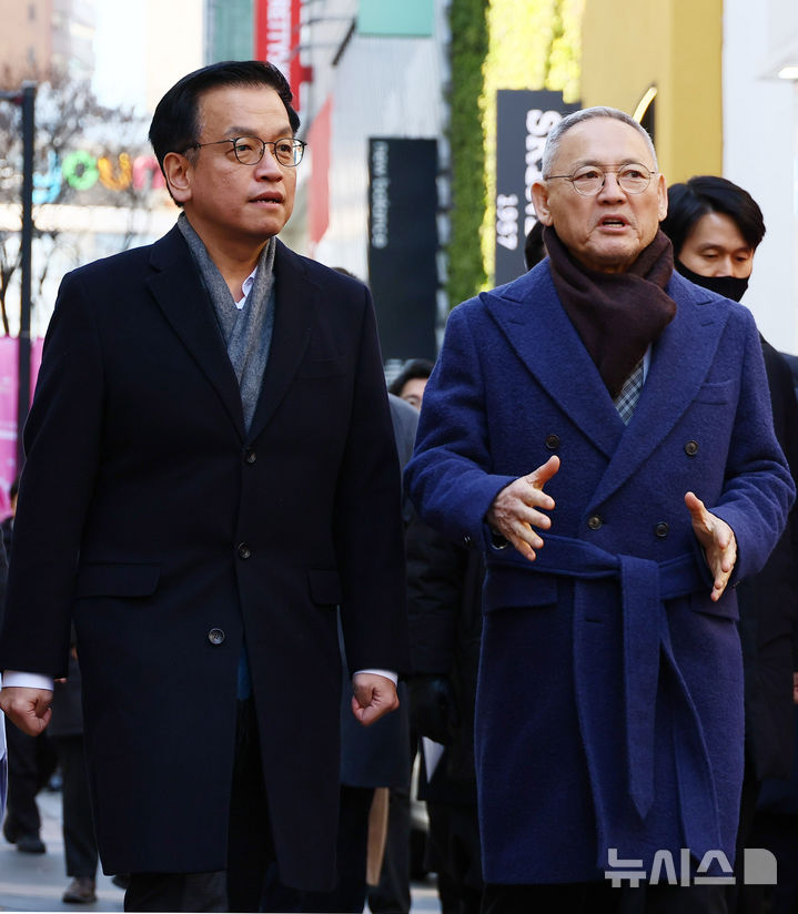 [서울=뉴시스] 조수정 기자 = 최상목 대통령 권한대행 부총리 겸 기획재정부 장관과 유인촌 문화체육관광부 장관이 21일 서울 명동거리를 둘러보고 있다. 최 권한대행은 외국인 관광객 현장과 코리아그랜드세일 현황을 점검하기 위해 명동을 방문했다. (대통령실통신사진기자단) 2025.02.21. chocrystal@newsis.com
