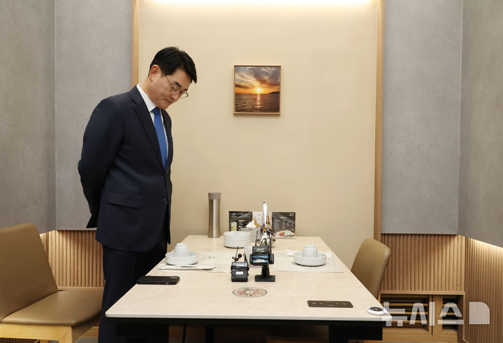 [서울=뉴시스] 고승민 기자 = 박용진 전 의원이 21일 서울 여의도의 한 식당에서 이재명 더불어민주당 대표를 기다리고 있다. 2025.02.21. kkssmm99@newsis.com