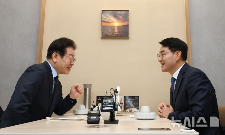[서울=뉴시스] 고승민 기자 = 이재명 더불어민주당 대표와 박용진 전 의원이 21일 서울 여의도의 한 식당에서 만나 대화를 하고 있다. 2025.02.21. kkssmm99@newsis.com