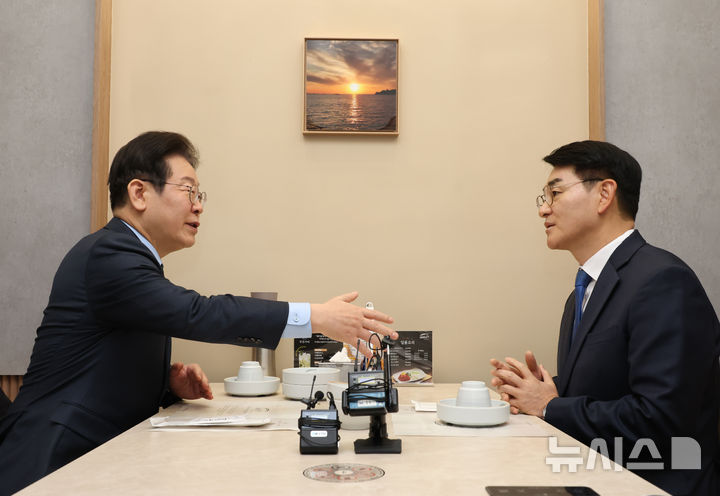 [서울=뉴시스] 고승민 기자 = 이재명 더불어민주당 대표와 박용진 전 의원이 21일 서울 여의도의 한 식당에서 만나 대화를 하고 있다. 이 대표가 악수를 청하고 있다. 2025.02.21. kkssmm99@newsis.com