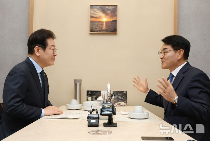[서울=뉴시스] 고승민 기자 = 이재명 더불어민주당 대표와 박용진 전 의원이 21일 서울 여의도의 한 식당에서 만나 대화를 하고 있다. 2025.02.21. kkssmm99@newsis.com