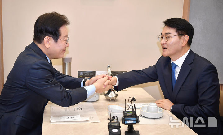 [서울=뉴시스] 국회사진기자단 = 이재명 더불어민주당 대표와 박용진 전 의원이 21일 서울 여의도의 한 식당에서 만나 대화를 하고 있다. 2025.02.21. photo@newsis.com