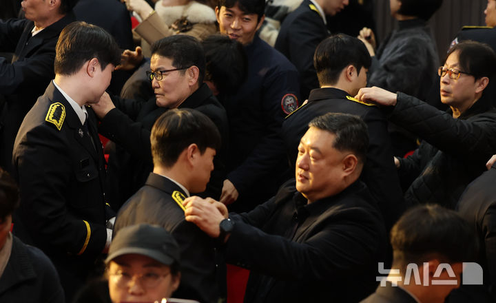 [인천=뉴시스] 전진환 기자 = 21일 오전 인천 서구 인천광역시 인재개발원에서 열린 제26기 신임소방공무원 졸업식에서 졸업생에게 가족들이 계급장을 수여하고 있다. 2025.02.21. amin2@newsis.com