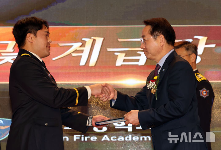 [인천=뉴시스] 전진환 기자 = 유정복(오른쪽) 인천시장이 21일 오전 인천 서구 인천광역시 인재개발원에서 열린 제26기 신임소방공무원 졸업식에서 졸업생 대표에게 임용장을 수여하고 있다. 2025.02.21. amin2@newsis.com