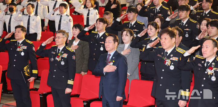 [인천=뉴시스] 전진환 기자 = 유정복(앞줄 가운데) 인천시장이 21일 오전 인천 서구 인천광역시 인재개발원에서 열린 제26기 신임소방공무원 졸업식에서 참석자들과 국민의례를 하고 있다. 2025.02.21. amin2@newsis.com