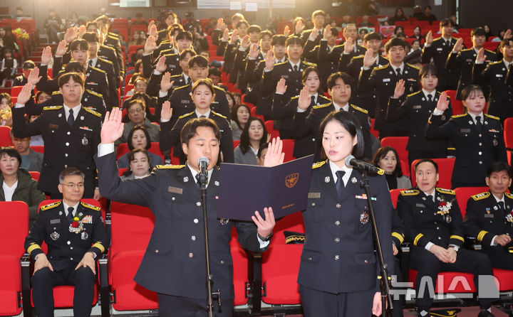 [인천=뉴시스] 전진환 기자 = 21일 오전 인천 서구 인천광역시 인재개발원에서 열린 제26기 신임소방공무원 졸업식에서 졸업생들이 복무선서를 하고 있다. 2025.02.21. amin2@newsis.com