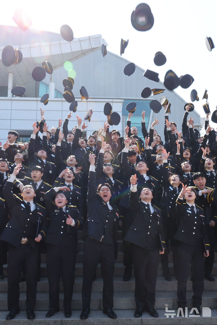 [인천=뉴시스] 전진환 기자 = 21일 오전 인천 서구 인천광역시 인재개발원에서 열린 제26기 신임소방공무원 졸업식에서 졸업생들이 모자를 하늘로 던지는 세리머니를 하고 있다. 2025.02.21. amin2@newsis.com