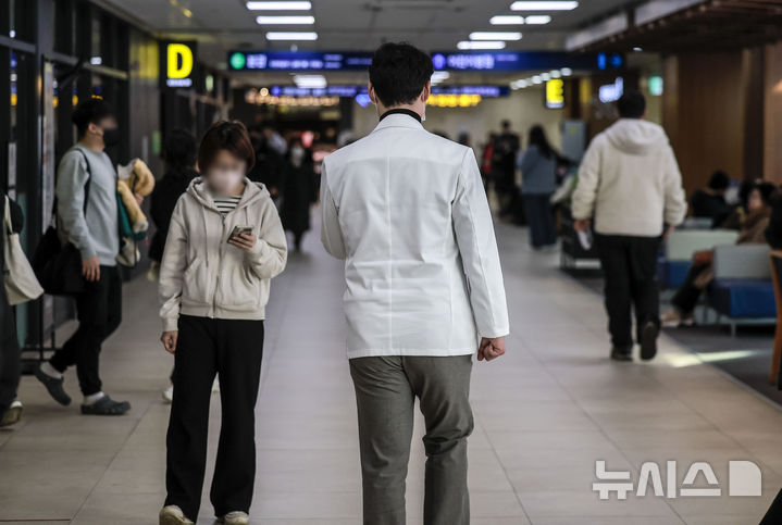 [서울=뉴시스] 정병혁 기자 = 의정갈등이 1년째 지속되고 있는 21일 서울시내 한 대학병원에서 의료진들이 이동하고 있다. 2025.02.21. jhope@newsis.com