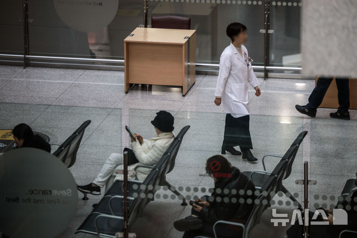[서울=뉴시스] 정병혁 기자 = 지난 2월21일 서울시내 한 대학병원에서 의료진들이 이동하고 있다. 2025.02.21. jhope@newsis.com
