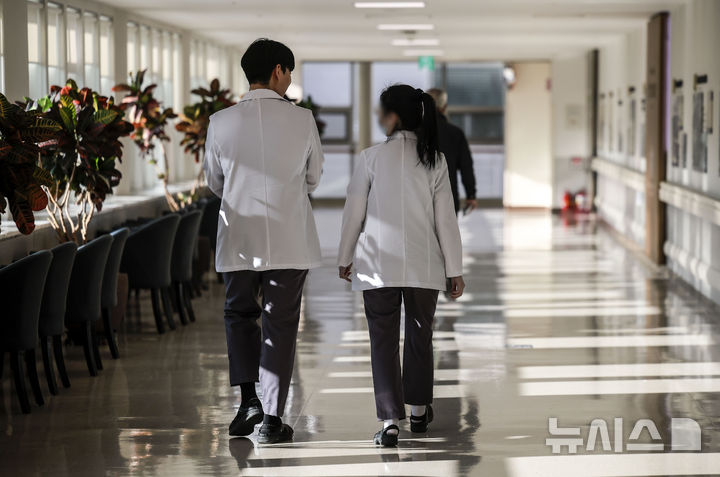[서울=뉴시스] 정병혁 기자 = 서울시내 한 대학병원에서 의료진들이 이동하고 있다. 2025.02.21. jhope@newsis.com